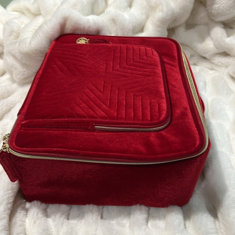 🎉HOST PICK🎉 Estée Lauder Holiday Edition Red Velvet Makeup Tote Bag - Picture 2 of 6